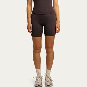 437 Women's The Essentials Short Size S In Espresso